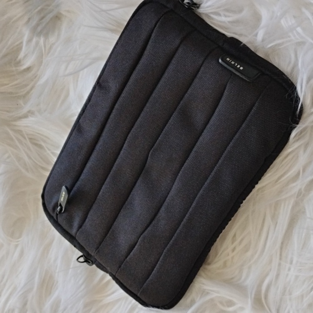 Belkin zip travel bag. Black. Light padding. New without tags.